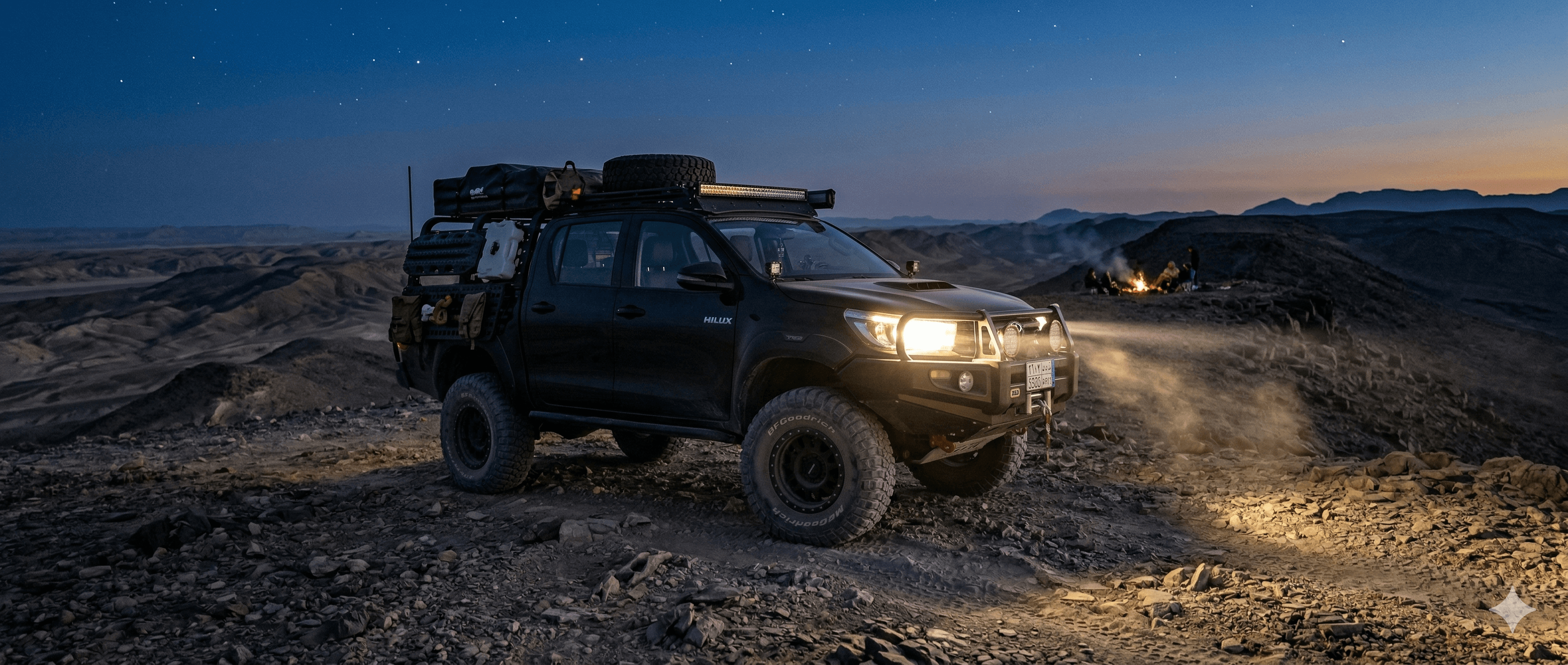 سيارة مجهزة في الصحراء ليلاً مع كشافات